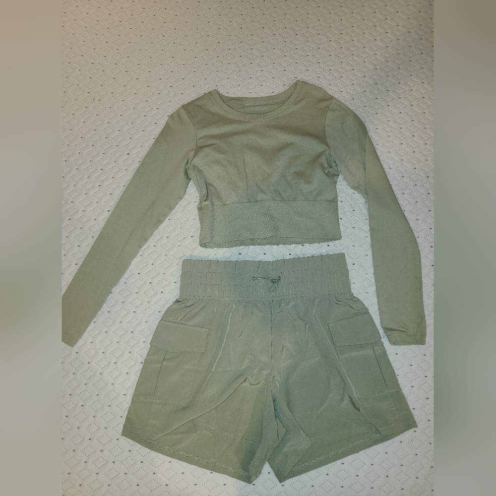 Light Green Active Long Sleeve Crop Top and Shorts Set